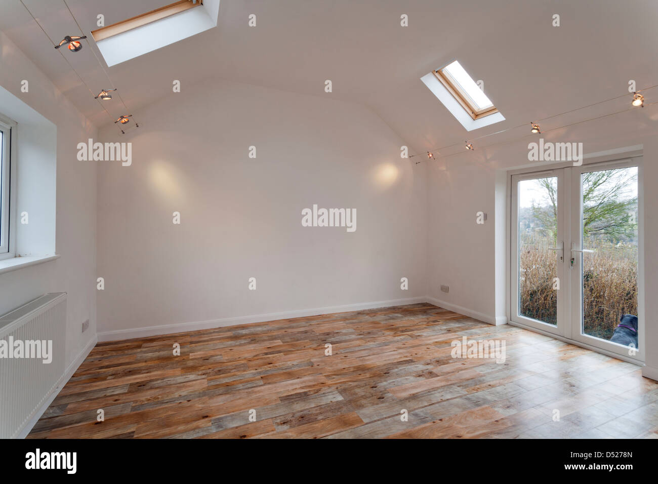 Eine große neue unbesetzt weiß lackiert hohe Decken, leeren Raum mit Velux Dachfenster. Stockfoto