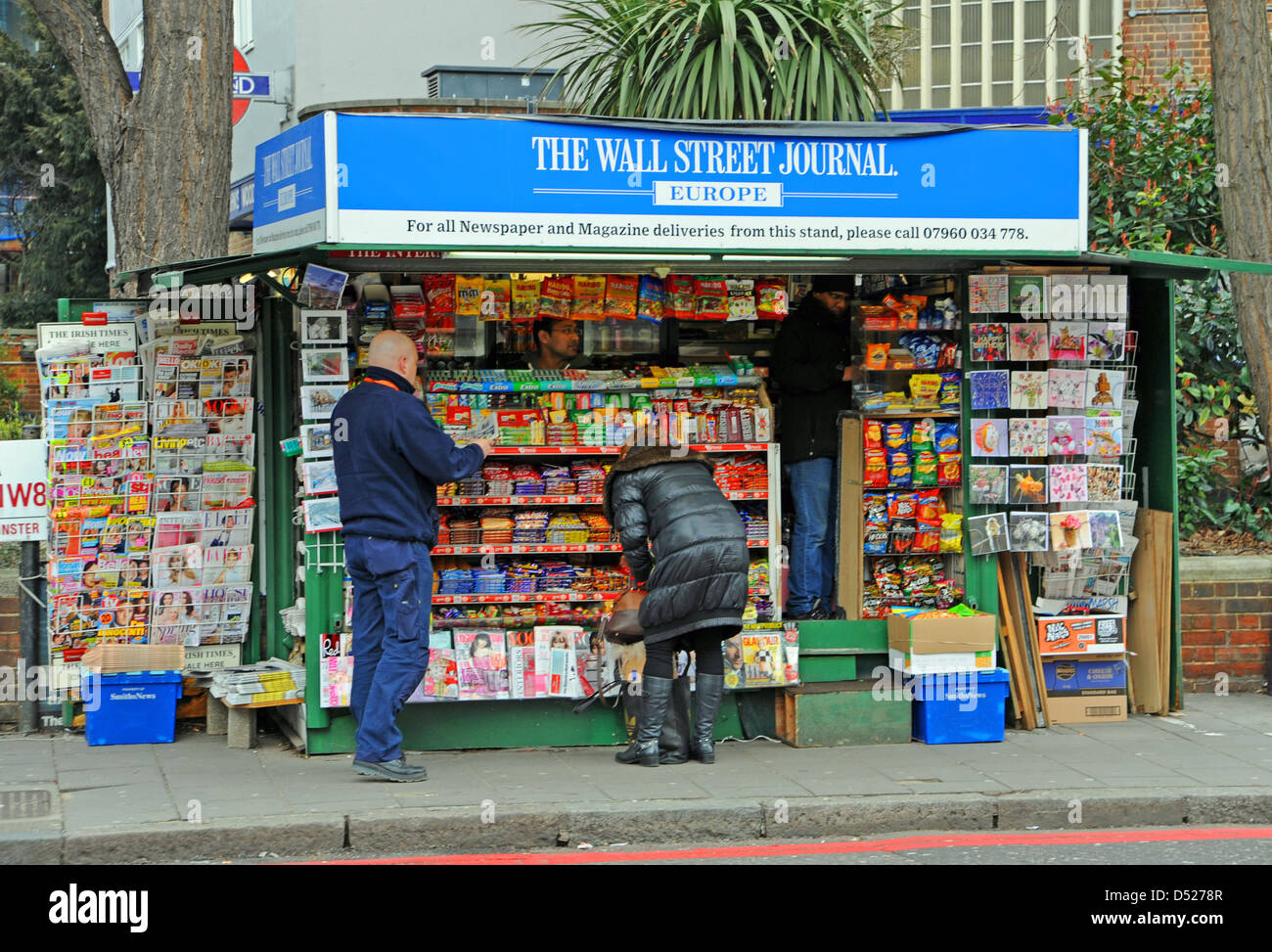 Zeitungsstand mit das Wall Street Journal am St. Johns Holz unterirdischen Bahnhof in London UK Stockfoto