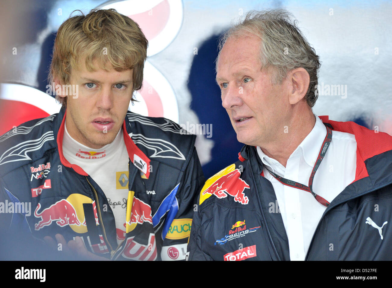 Deutschen Fahrer Sebastian Vettel (L) von Red Bull und Helmut Marko, Motorsport-Direktor von Red Bull, miteinander reden während einer Trainingseinheit auf dem Korea International Circuit in Yeongam, Südkorea, 23. Oktober 2010. Das Mädchen ist Korean Grand Prix Formel 1 am 24. Oktober 2010 statt. Foto: David Ebener Stockfoto