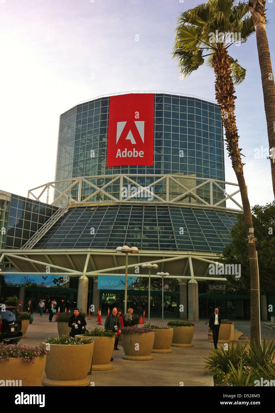 Außenansicht auf dem Convention Center, wo die Adobe-Entwickler-Konferenz in Los Angeles, CA, USA, 25. Oktober 2010 stattfindet. Nachdem eine Zeile mit Apple durchgeführt, nimmt Software Riese Adobe einen Schritt voraus mit neuen Produkten und neuen Verbündeten. Adobe präsentiert mehrere Lösungen, um Multimedia-Inhalte in einem Standardise Format von mobilen Geräten zum Fernsehen, übersetzen einschließlich der "Digital Stockfoto