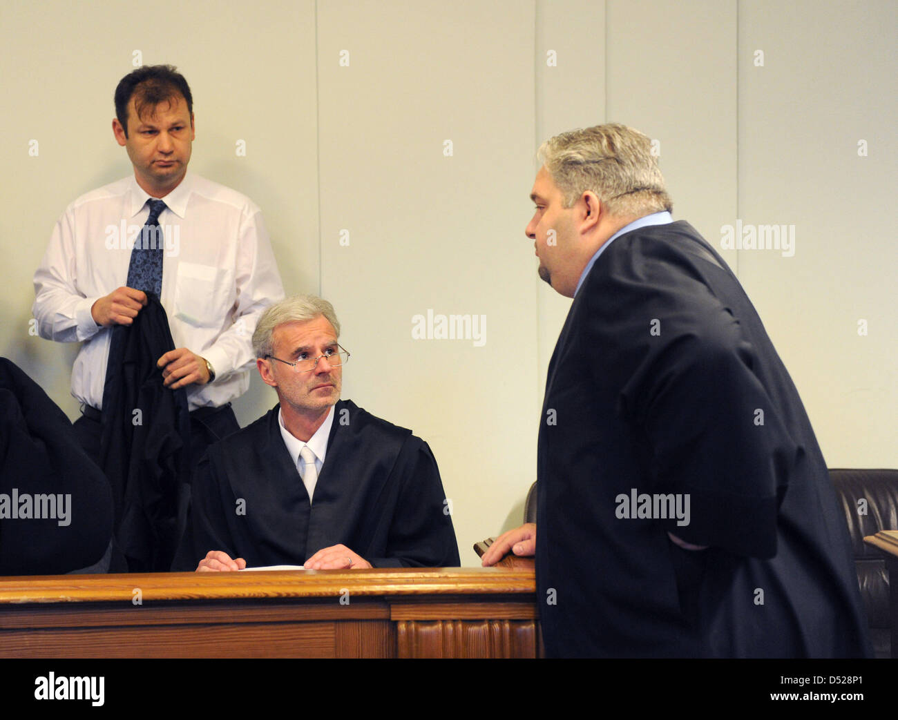 Die Anwälte der vier Angeklagten Mitglieder des Motorradclubs "Bandidos", (L-R) Christian Bangert, Henry Alternberg und Mario Taebel sprechen, da der Prozess in Kiel, Deutschland, 26. Oktober 2010 beginnt. Vier Mitglieder der "Bandidos" sind angeklagt wegen schwerer Körperverletzung und schweren Raub. Staatsanwaltschaft sagt, dass sie drei Mitglieder der "Red Devils", als Unterstützer der "Hells Angels" Motoc angegriffen Stockfoto