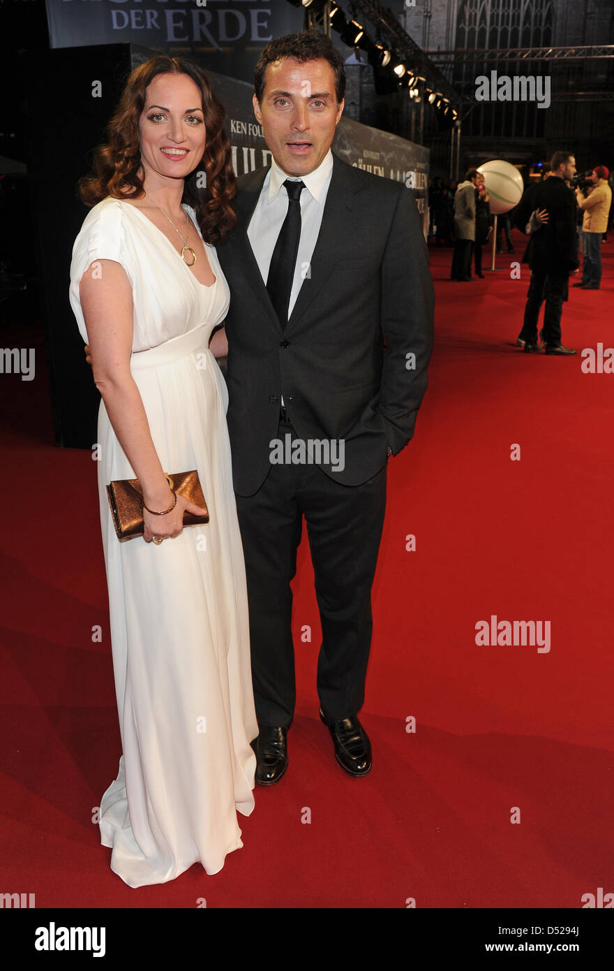 Schauspieler Natalia Woerner Und Rufus Sewell besuchen die Premiere von "The Pillars of the Earth" in Berlin, Deutschland, 26. Oktober 2010. Der Fernsehsender präsentieren Sat. 1 die vierteilige TV-Film vom 15. November 2010 ab. Foto: Jens Kalaene Stockfoto