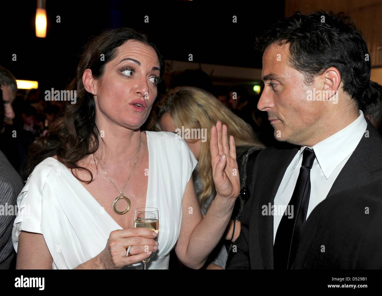 Schauspieler Natalia Woerner und Rufus Sewell besuchen die Premiere von "The Pillars of the Earth" in Berlin, Deutschland, 26. Oktober 2010. Der Fernsehsender präsentieren Sat. 1 die vierteilige TV-Film vom 15. November 2010 ab. Foto: Jens Kalaene Stockfoto