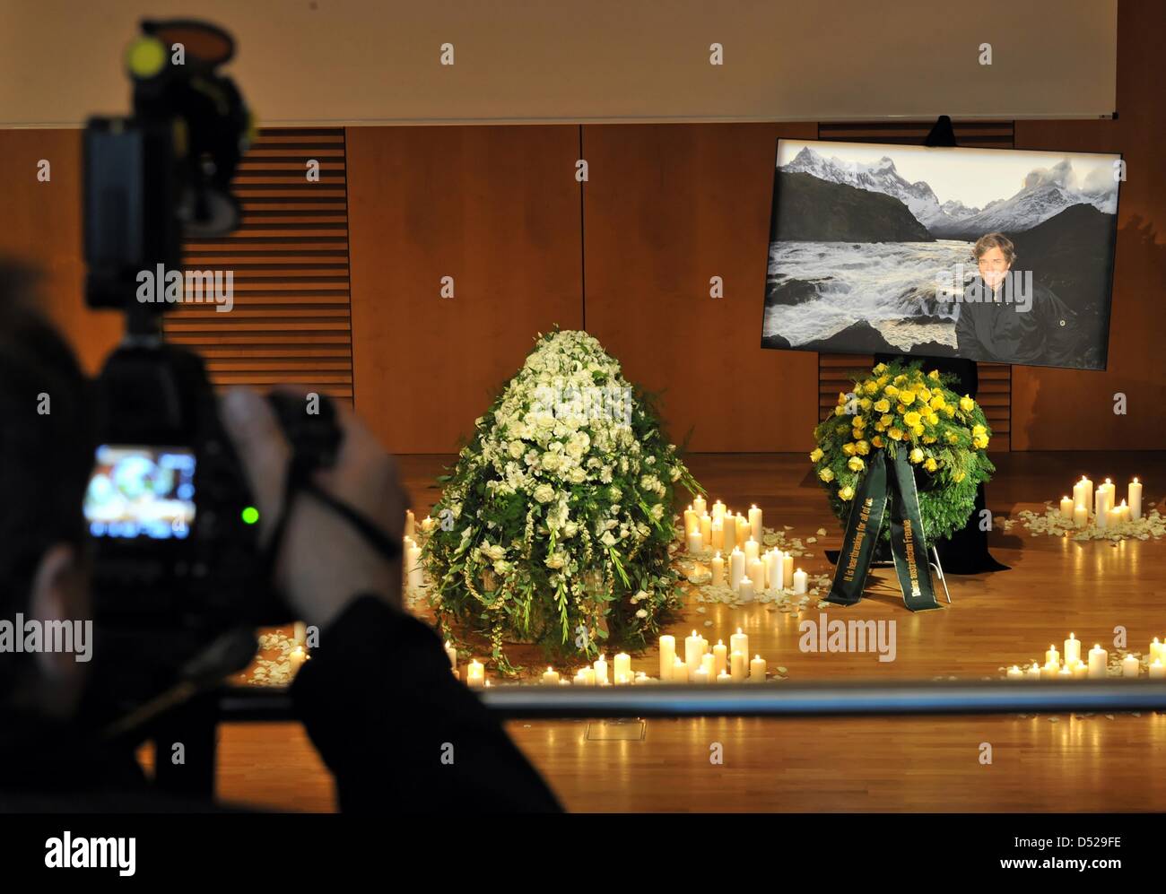 Der Sarg von Thomas Fuchsberger ist umgeben von Kerzen und Blumen in Grünwald, Deutschland, 27. Oktober 2010. Der Sohn des deutschen Schauspielers und TV-Persönlichkeit Joachim Fuchsberger hatte am 14. Oktober 2010 in einem Fluss in Kulmbach in Nordbayern ertrunken. Foto: PETER KNEFFEL Stockfoto