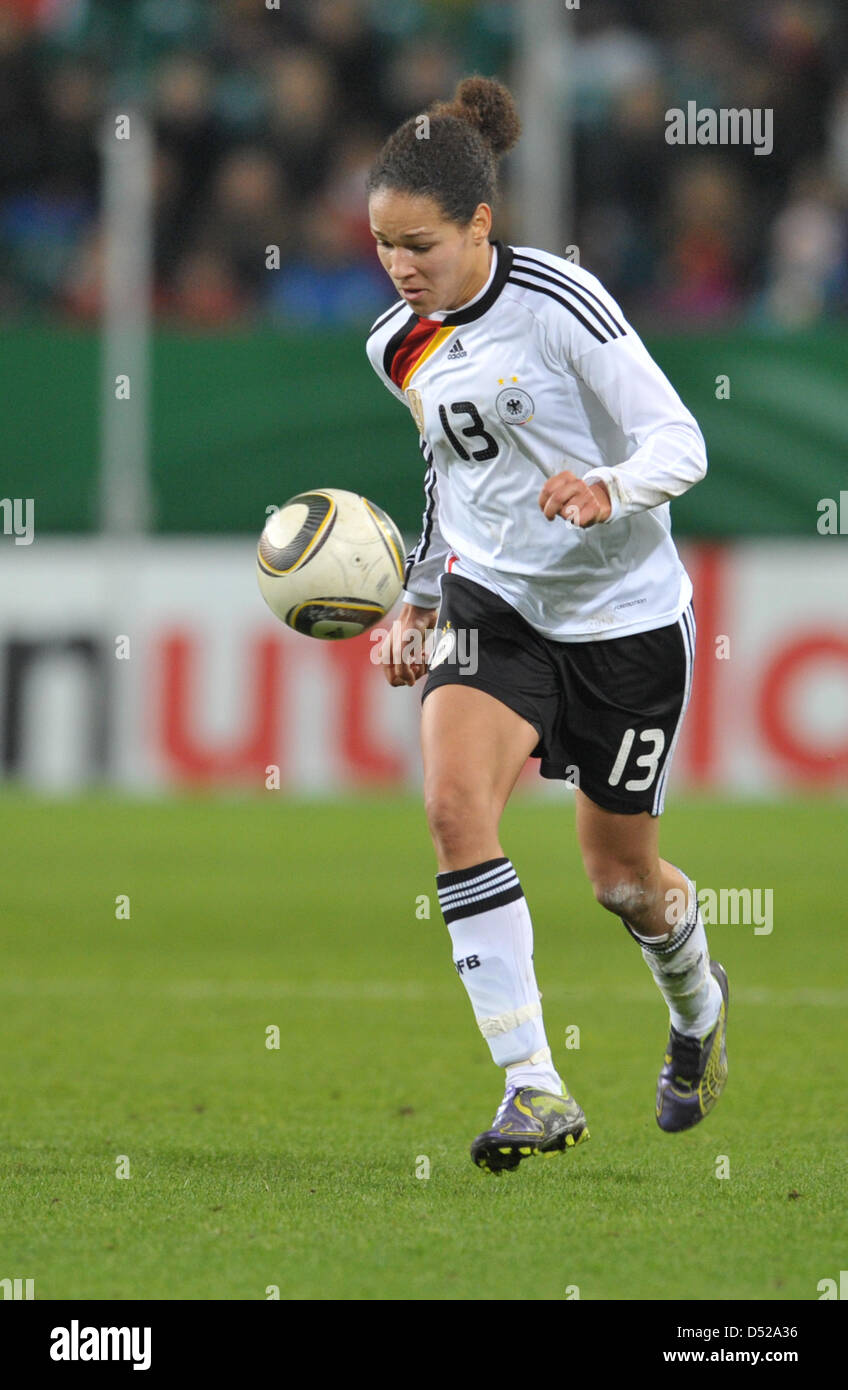 Fu§Ball Frauen LŠnderspiel: Deutschland - Australien bin Donnerstag (28.10.2010) in der Volkswagen Arena in Wolfsburg. Deutschlands Celia Okoyino Da Mbabi bin Ball.  Foto: Carmen Jaspersen Dpa / Lni Stockfoto