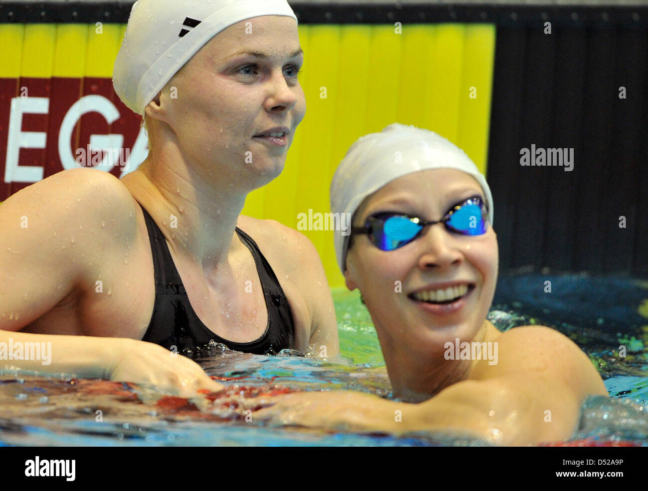 Deutsche Schwimmer Britta Steffen (L) und Dorethea Brandt Lächeln nach dem Wettkampf in der Frauen 50 Meter Freistil Hitze bei der FINA Swimming World Cup im Europasportpark in Berlin, Deutschland, 30. Oktober 2010. Steffen kam in der zweiten nach Brandt. Foto: Marius Becker Stockfoto