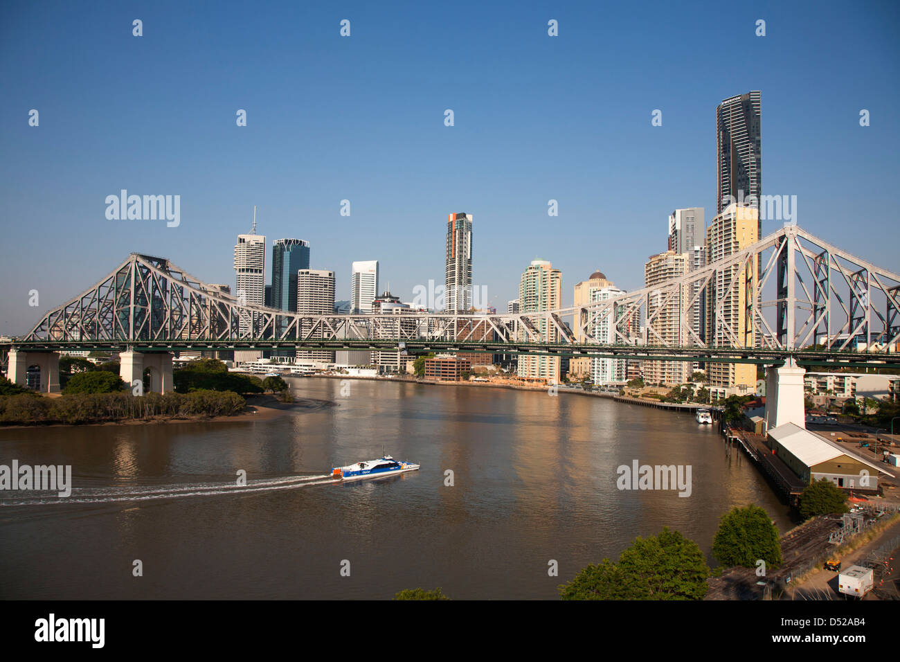 Brisbane Stadt RiverCat Unterquerung der Etagen Brücke Brisbane Queensland an einem schönen sonnigen Tag. Stockfoto