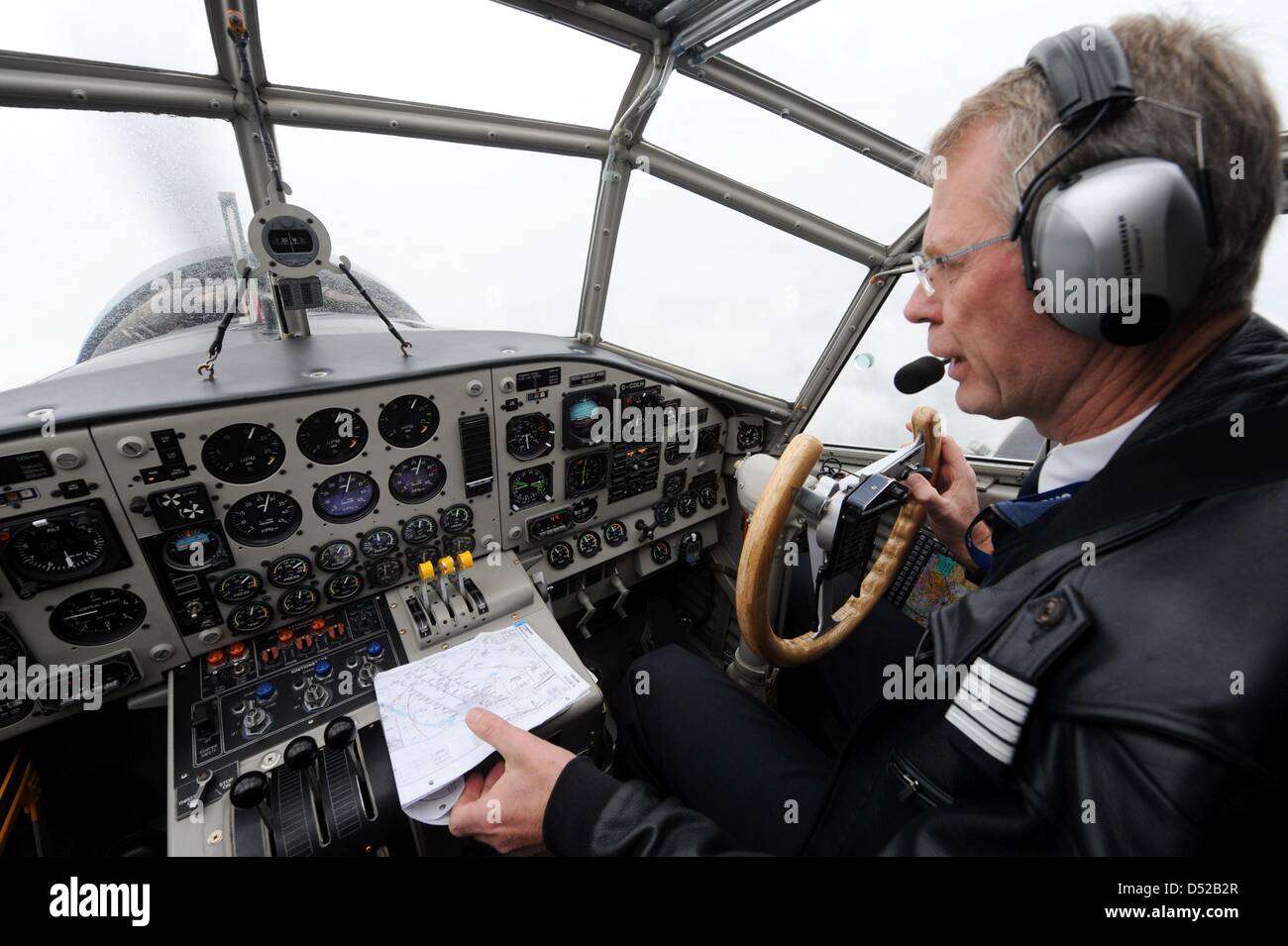 Leiter des Luftverkehrs Georg Kohne fliegt das Flugzeug Junkers Ju 52 der Lufthansa in Hamburg, Deutschland, 31. Oktober 2010. Jetzt verlässt die 74 Jahre alte "Grand Madame" der Lufthansa für die Winterpause. Seit 1986 nimmt die fliegende Dinosaurier bis zu 10 000 Nostalgiker auf Reisen in die Luft. Foto: Maurizio Gambardini Stockfoto