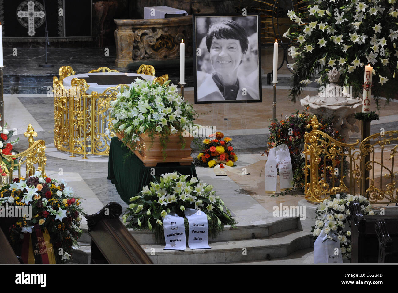 Loki Schmidt Sarg ist in der St. Michaelis Kirche in Hamburg, Deutschland, 1. November 2010 angelegt. Die Ehefrau des ehemaligen deutschen Bundeskanzlers Helmut Schmidt starb am 21. Oktober 2010 im Alter von 91 Jahren in ihrem Haus im Stadtteil Langenhorn in Hamburg. Foto: MARCUS BRANDT Stockfoto