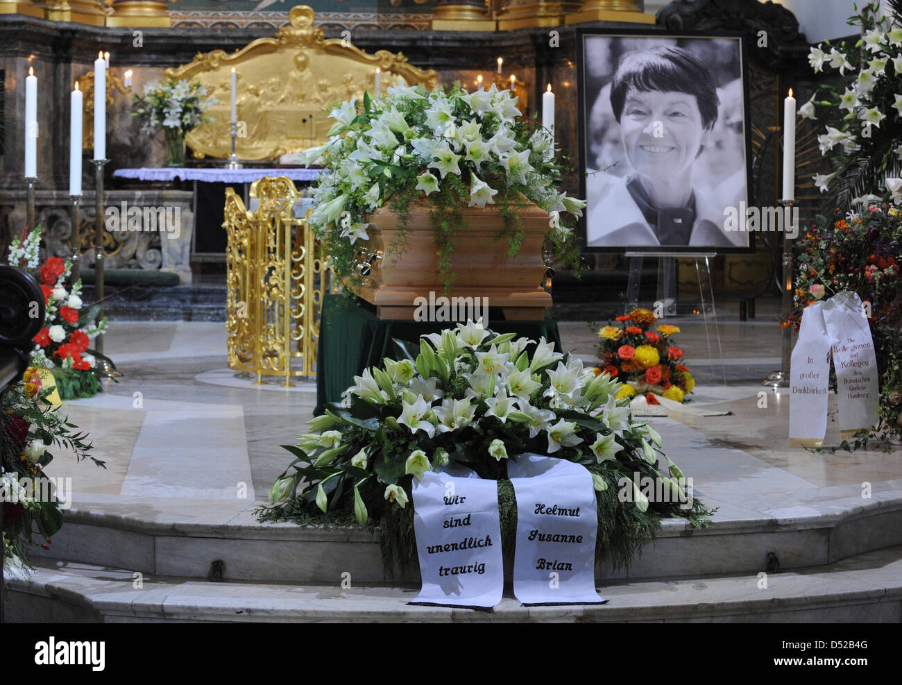 Loki Schmidt Sarg ist in der St. Michaelis Kirche in Hamburg, Deutschland, 1. November 2010 angelegt. Die Ehefrau des ehemaligen deutschen Bundeskanzlers Helmut Schmidt starb am 21. Oktober 2010 im Alter von 91 Jahren in ihrem Haus im Stadtteil Langenhorn in Hamburg. Foto: MARCUS BRANDT Stockfoto