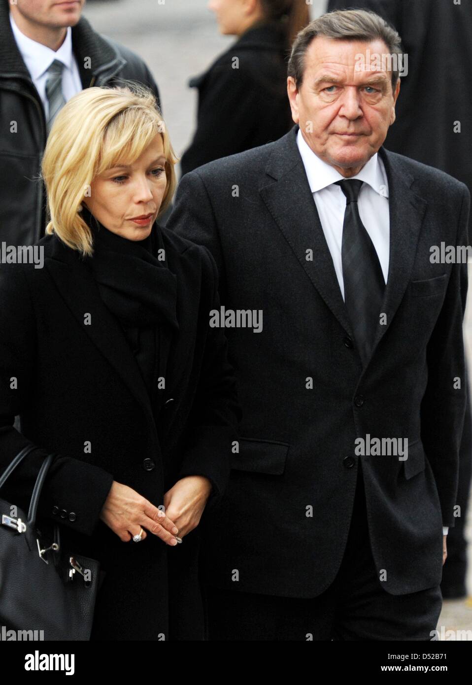 Der ehemalige deutsche Bundeskanzler Gerhard Schroeder und seine Frau Doris Schröder-Koepf kommt bei St.-Michaelis-Kirche an die Trauerfeier für Loki Schmidt in Hamburg, Deutschland, 1. November 2010 teilzunehmen. Die Ehefrau des ehemaligen deutschen Bundeskanzlers Helmut Schmidt starb am 21. Oktober 2010 im Alter von 91 Jahren in ihrem Haus im Stadtteil Langenhorn in Hamburg. Foto: MAURIZIO GAMBARINI Stockfoto