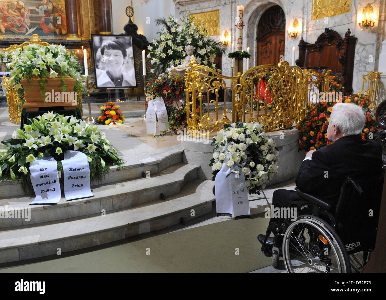 Der ehemalige deutsche Bundeskanzler Helmut Schmidt und seine Tochter Susanne besuchen die Trauerfeier für Loki Schmidt am St.-Michaelis-Kirche in Hamburg, Deutschland, 1. November 2010. Die Ehefrau des ehemaligen deutschen Bundeskanzlers Helmut Schmidt starb am 21. Oktober 2010 im Alter von 91 Jahren in ihrem Haus im Stadtteil Langenhorn in Hamburg. Foto: MARCUS BRANDT Stockfoto