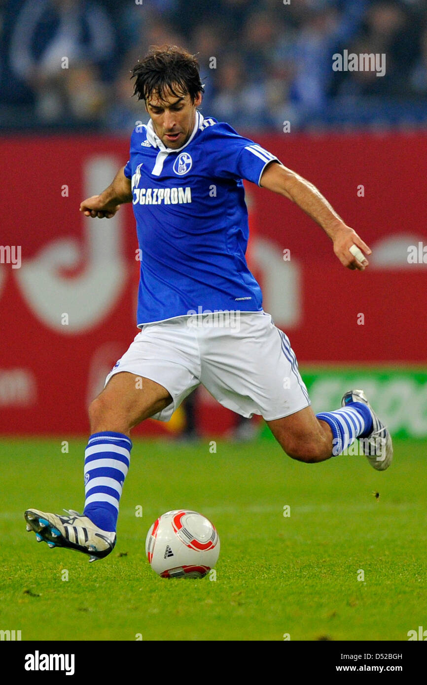 Schalke Raúl González Blanco spielt während eines Spiels der deutschen Bundesliga Schalke 04 gegen Bayer 04 Leverkusen in der Veltins Arena in Gelsenkirchen, Deutschland, 30. Oktober 2010. Schalke mit 0: 1 verloren. Foto: Revierfoto Stockfoto