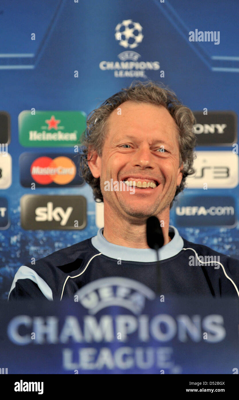 Twente Enschede Trainer Michel Preud'homme spricht während einer Pressekonferenz im Weser-Stadion in Bremen, Deutschland, 1. November 2010. Enschede bereitet der Champions-League-Spiel gegen Bremen im Weser-Stadion am 2. November. Foto: CARMEN JASPERSEN Stockfoto