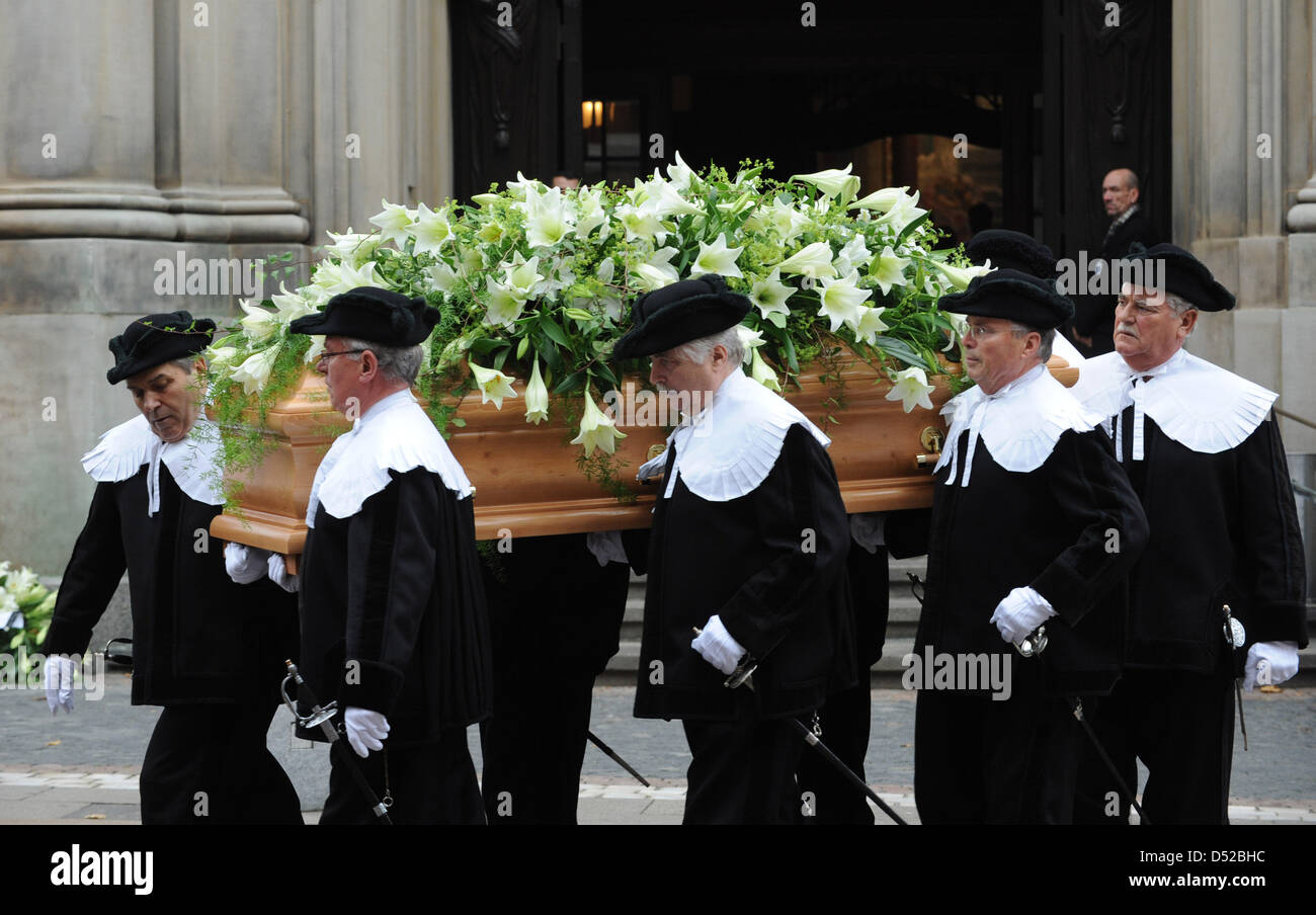 Der Sarg von Loki Schmidt St.Michaelis Kirche für die Trauerfeier in Hamburg, Deutschland, 1. November 2010 durchgeführt. Die Ehefrau des ehemaligen deutschen Bundeskanzlers Helmut Schmidt starb am 21. Oktober 2010 im Alter von 91 Jahren in ihrem Haus im Stadtteil Langenhorn in Hamburg. Foto: Angelika Warmuth Stockfoto