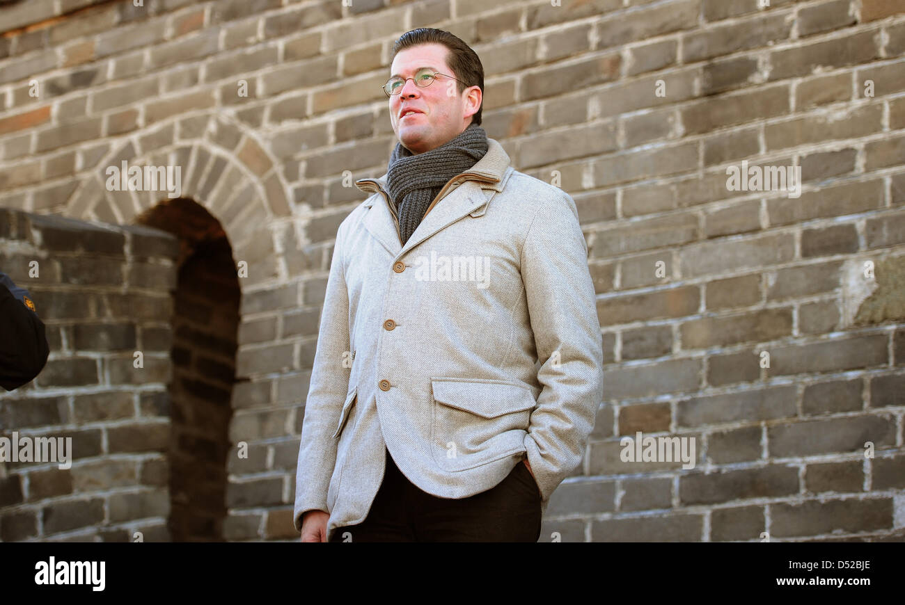 Bundesverteidigungsminister Karl-Theodor Zu Guttenberg (CSU) freu bin Quantenelektrodynamik (02.11.2010) sterben Chinesische Mauer Bei Mutianyu in der Nähe von Peking. Guttenberg ist Auf Einer Mehrtägigen Reise Nach China Und in Die Mongolei. Foto: Hannibal dpa Stockfoto