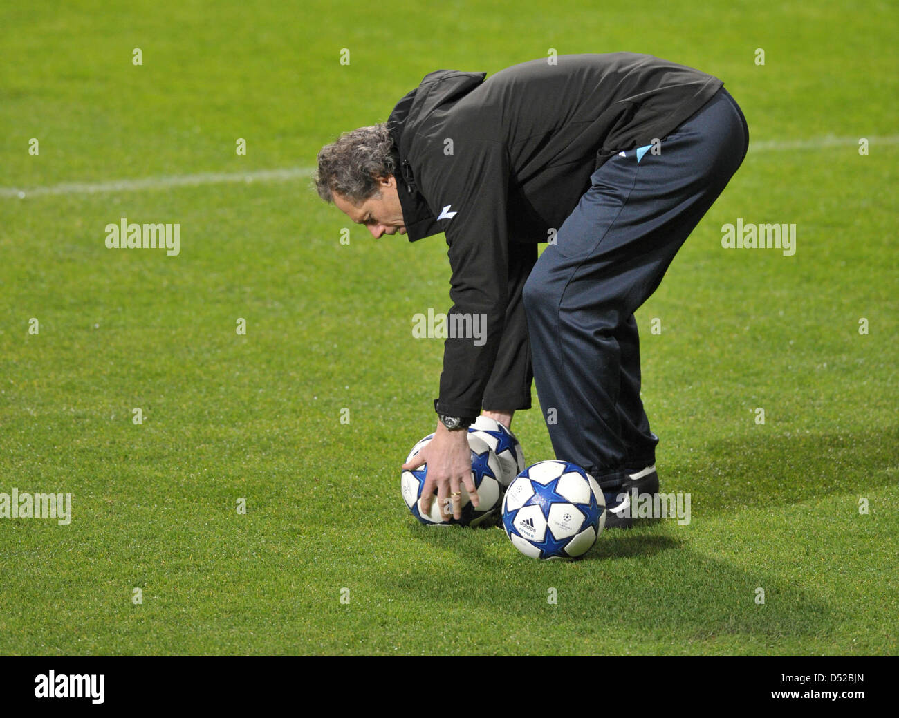 Enschede Trainer Michel Preud'homme bin Montag (01.11.2010) Beim Training Im Weserstadion in Bremen. Twente Enschede Bereitet Sich Auf Das Champions-League-Spiel Gegen Werder Bremen Im Weserstadion Vor. Foto: Carmen Jaspersen Dpa/lni Stockfoto