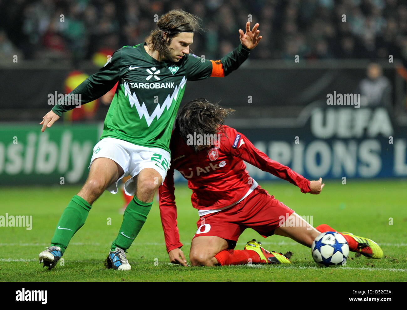 Werder Torsten Frings (L) und Enschedes Bryan Ruiz wetteifern um den Ball in der Champions League-Gruppenphase eine Übereinstimmung zwischen Werder Bremen und FC Twente Enschede im Weserstadion in Bremen, Deutschland 2. November 2010. Foto: Jochen Lübke Stockfoto
