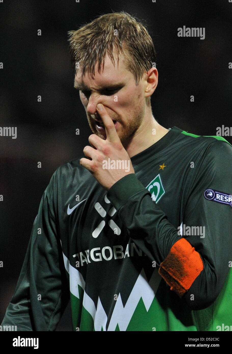 Werder Per Mertesacker reagiert nach dem Verlust der Champions League Gruppe A Match zwischen Werder Bremen und FC Twente Enschede im Weserstadion in Bremen, Deutschland 2. November 2010. Final score 0:2. Foto: Jochen Lübke Stockfoto