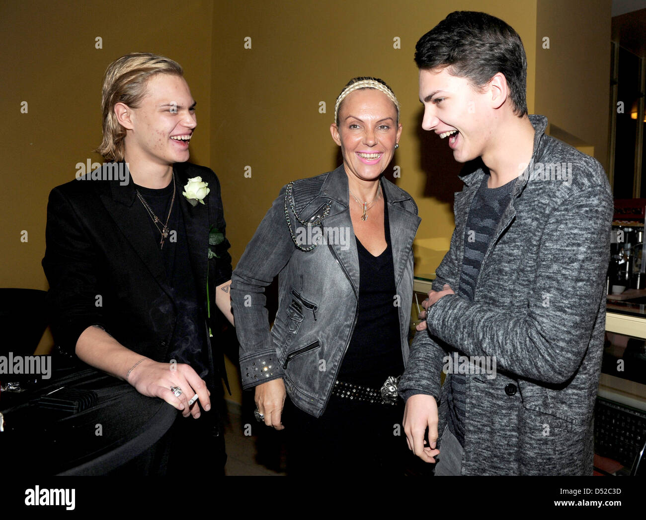 Natascha Ochsenknecht (C), die Ehefrau von Schauspieler Uwe Ochsenknecht und ihre Söhne Wilson Gonzalez (L) und Jimmy Blue Lächeln und Chat miteinander nach der Premiere des Films "Habermann" im Filmcasino Kino in München, Deutschland, 2. November 2010. Der Film startet am 25. November 2010 in den deutschen Kinos. Foto: Ursula Düren Stockfoto
