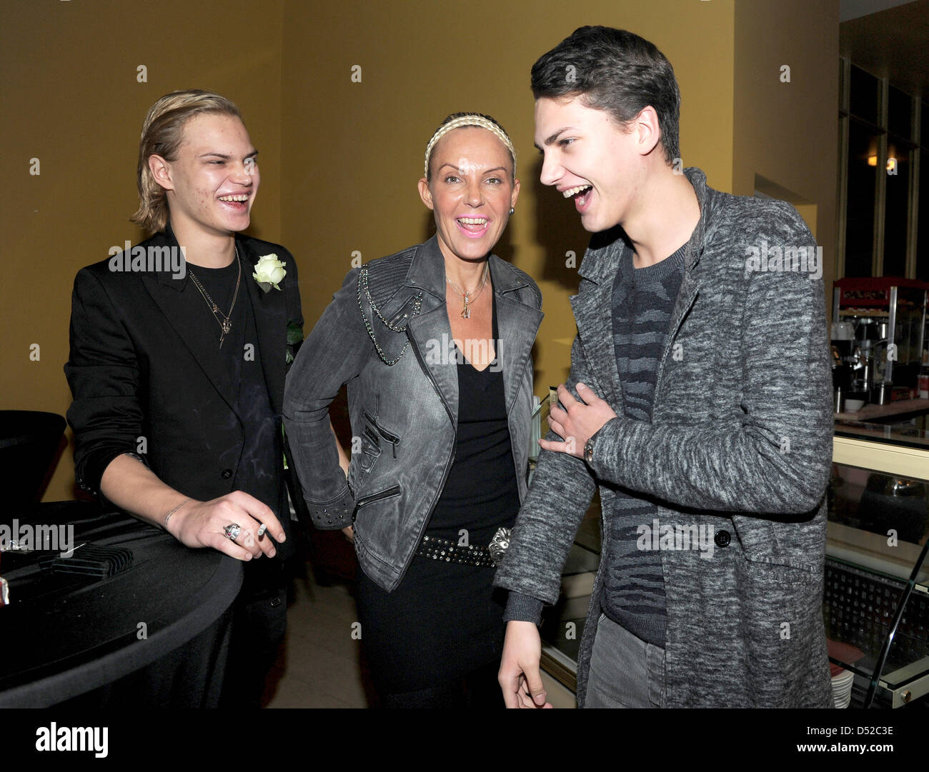 Natascha Ochsenknecht (C), die Ehefrau von Schauspieler Uwe Ochsenknecht und ihre Söhne Wilson Gonzalez (L) und Jimmy Blue Lächeln und Chat miteinander nach der Premiere des Films "Habermann" im Filmcasino Kino in München, Deutschland, 2. November 2010. Der Film startet am 25. November 2010 in den deutschen Kinos. Foto: Ursula Düren Stockfoto