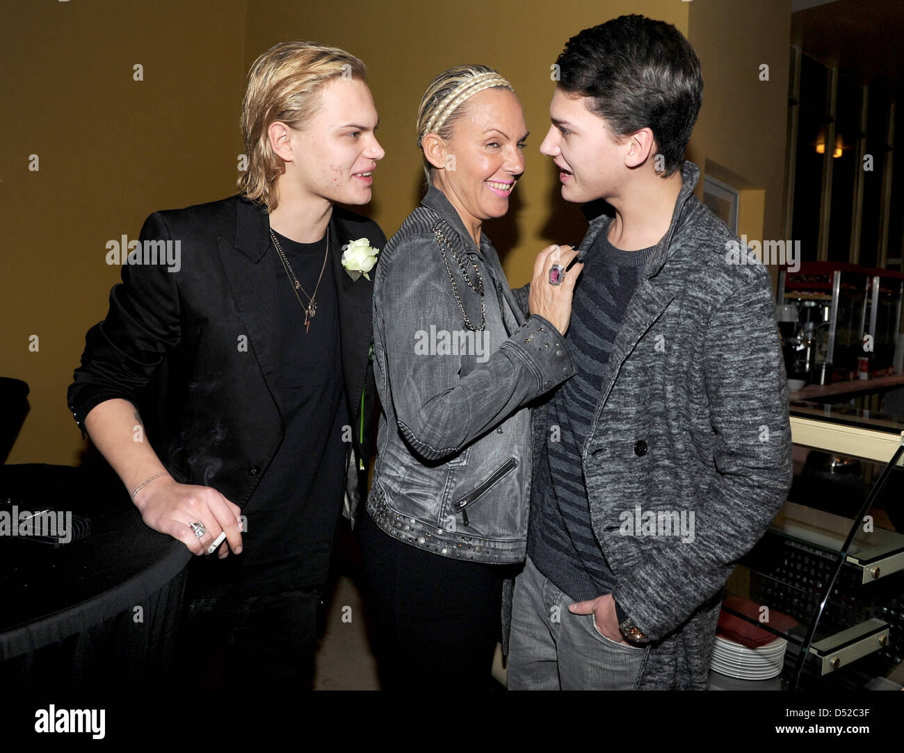 Natascha Ochsenknecht (C), die Ehefrau von Schauspieler Uwe Ochsenknecht und ihre Söhne Wilson Gonzalez (L) und Jimmy Blue Lächeln und Chat miteinander nach der Premiere des Films "Habermann" im Filmcasino Kino in München, Deutschland, 2. November 2010. Der Film startet am 25. November 2010 in den deutschen Kinos. Foto: Ursula Düren Stockfoto