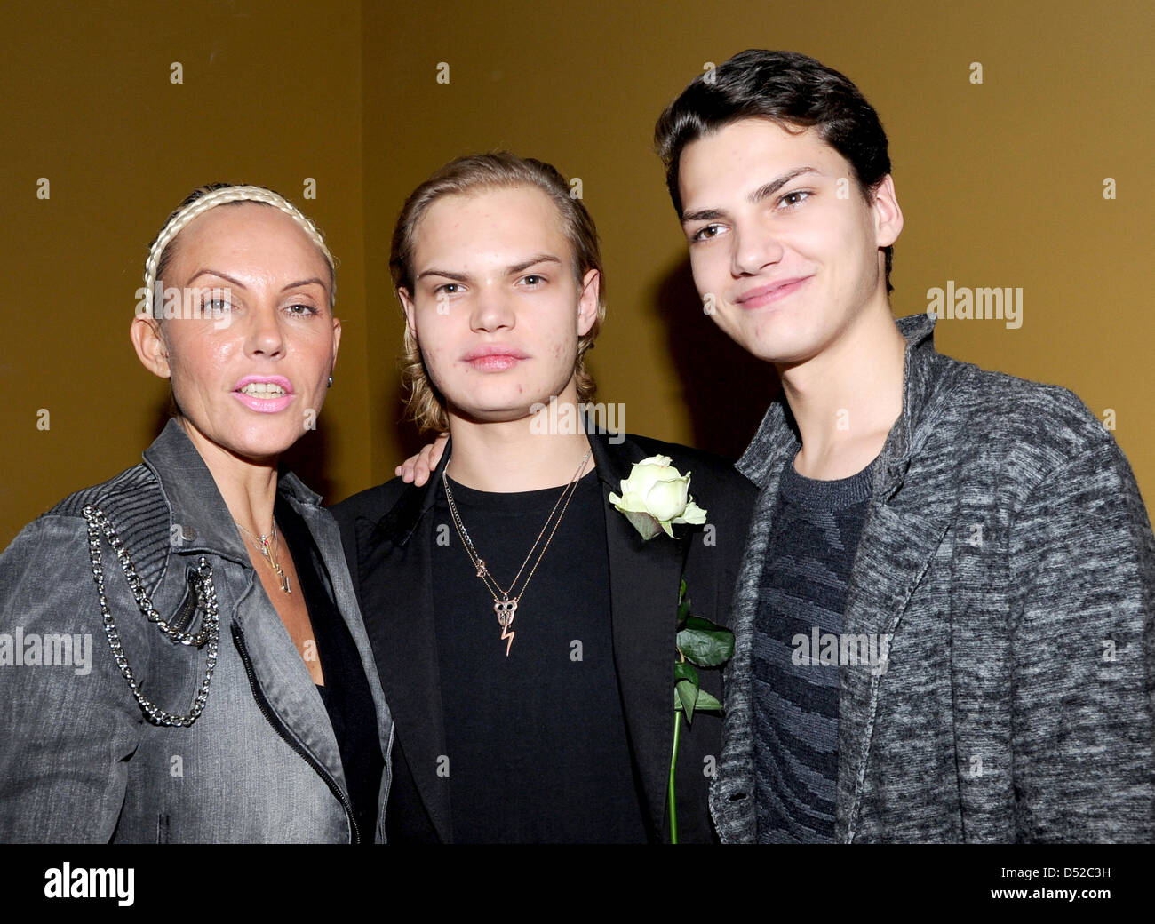 Natascha Ochsenknecht (L), die Ehefrau von Schauspieler Uwe Ochsenknecht und seinen Söhnen Wilson Gonzalez (C) und Jimmy Blue stellen zusammen nach der Premiere des Films "Habermann" im Filmcasino Kino in München, Deutschland, 2. November 2010. Der Film startet am 25. November 2010 in den deutschen Kinos. Foto: Ursula Düren Stockfoto