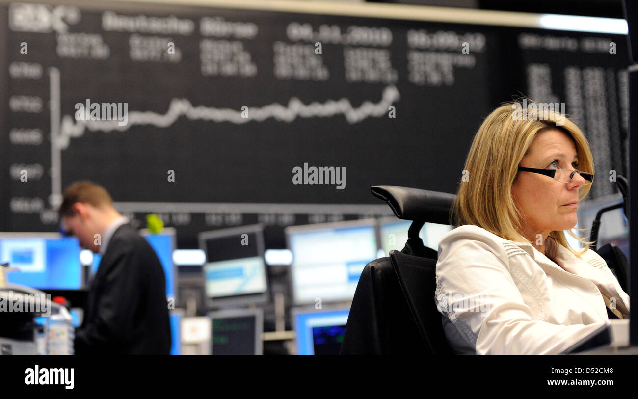 Eine Verkäuferin sieht auf ihrem Bildschirm an der Frankfurter Wertpapierbörse in Frankfurt Main, Deutschland, 4. November 2010. Der deutsche Leitindex die 6700-Marke überschritten und den höchsten Punkt erreicht, seit Juni 2008 im Laufe des Handels. Foto: Marius Becker Stockfoto