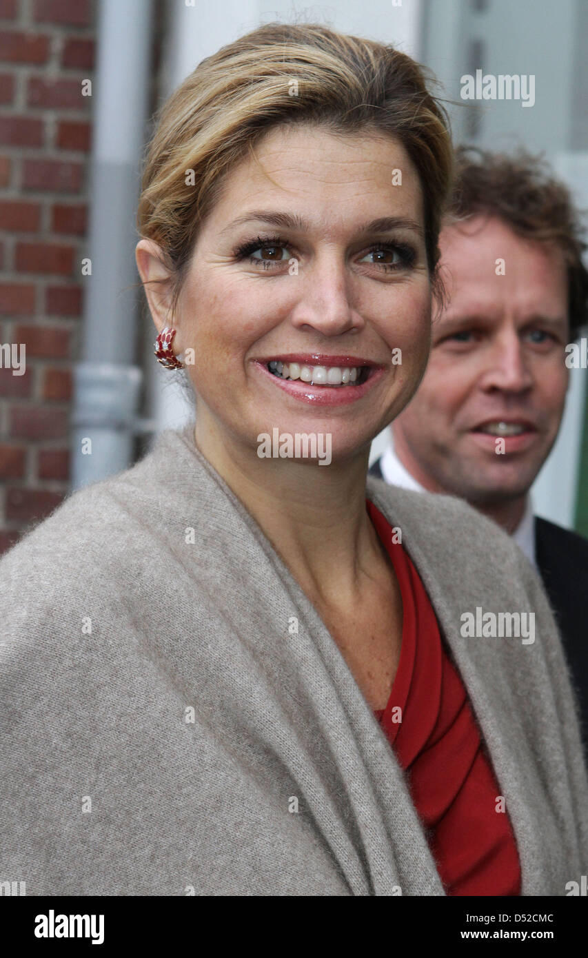 Holländische Prinzessin Maxima besucht eine Plattform treffen auf Rente Bewusstsein der Arbeiter in der ehemaligen Caballero-Fabrik in den Haag, Niederlande, 4. November 2010 stattfindet. Foto: Albert van der Werf Stockfoto