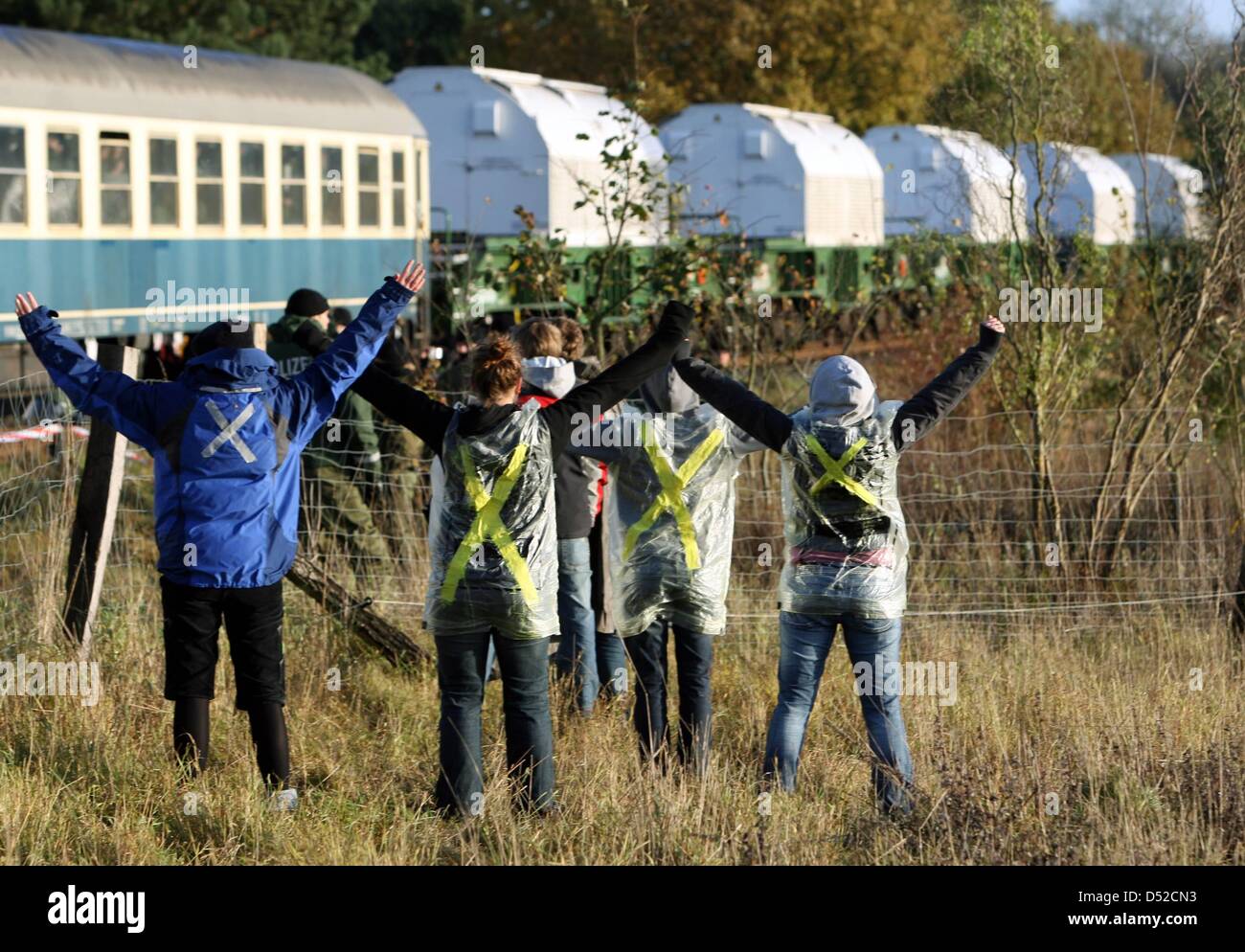 (Datei) - ein Datei-Bild datiert 12. November 2006 zeigt Studenten protestieren gegen den Castor nuklearen Transport entlang der Bahnstrecke zwischen Lüneburg und Dannenberg (Elbe) in der Nähe der Stadt Hitzacker, Deutschland. Elf Behälter mit hochradioaktivem Abfall aus der atomaren Wiederaufbereitung Pflanze Iin La Hague, Frankreich, werden voraussichtlich im Bereich Wendland in Niedersachsen kommen. Die größte bin Stockfoto