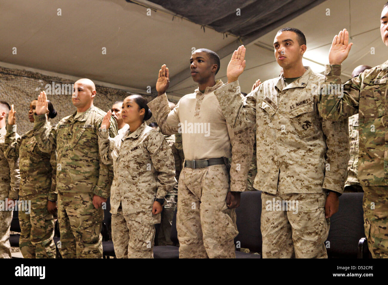 US Marines Eid der Staatsbürgerschaft der Vereinigten Staaten während einer Einbürgerung Zeremonie 1. März 2013 in Kandahar Flugplatz, Afghanistan. Stockfoto