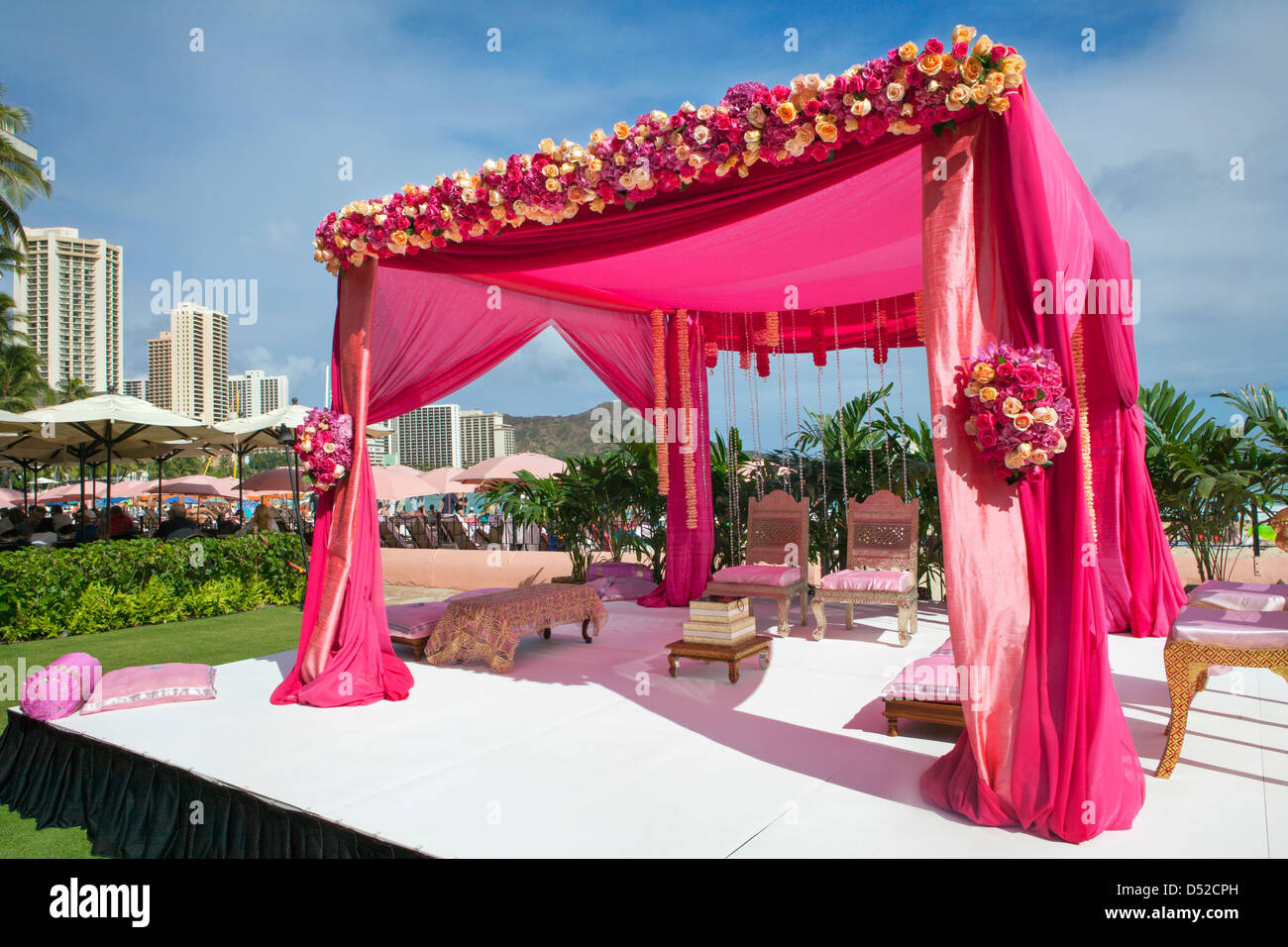 Rosa Dekorationen auf Hindi Hochzeit Stockfoto