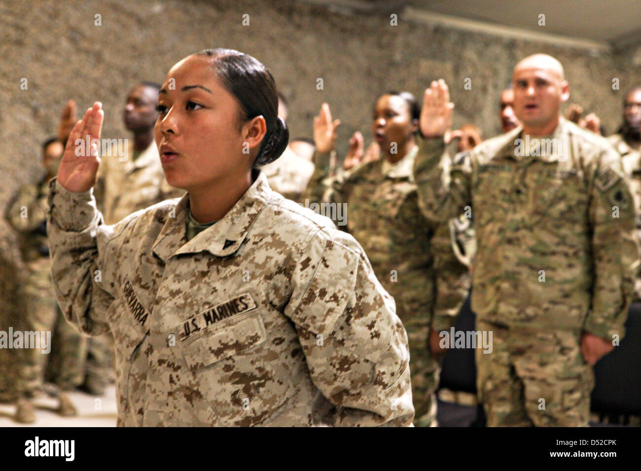 US Marines Eid der Staatsbürgerschaft der Vereinigten Staaten während einer Einbürgerung Zeremonie 1. März 2013 in Kandahar Flugplatz, Afghanistan. Stockfoto