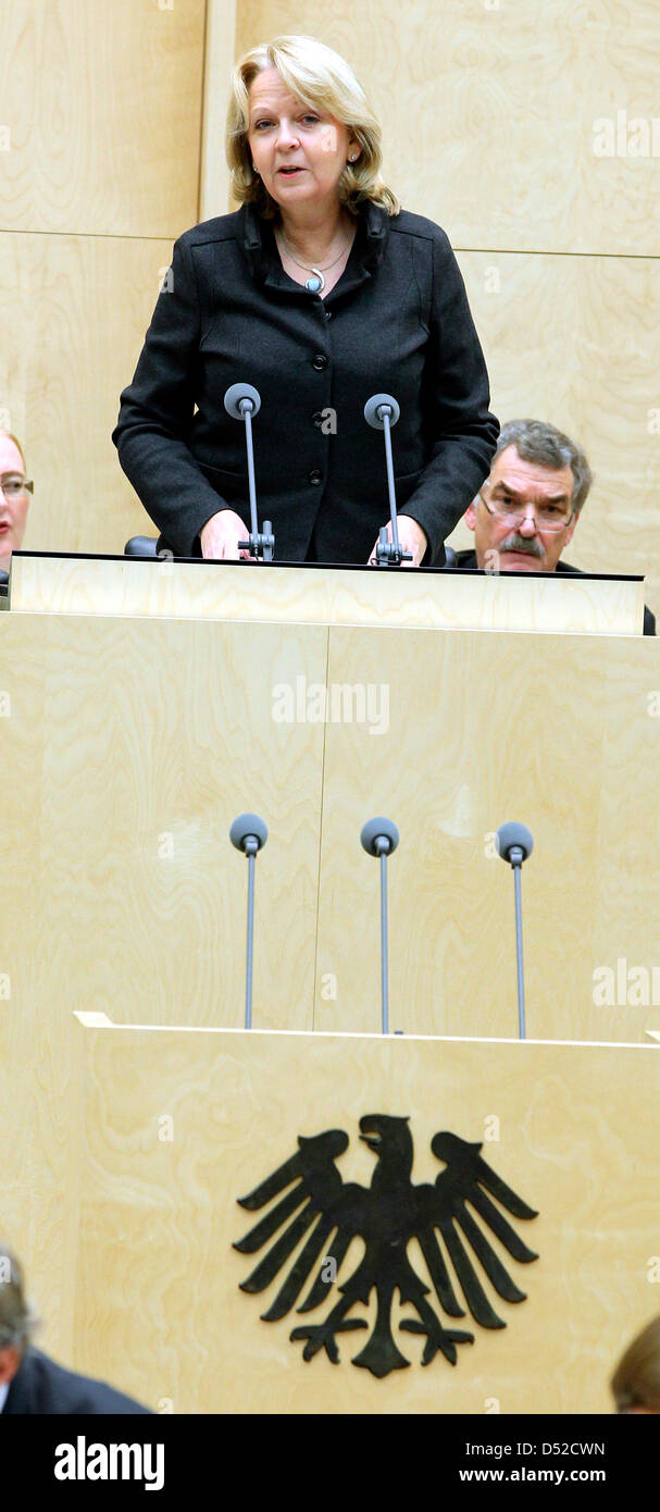 Bundesstaat North Rhein Westfalia Ministerpräsident und Vorsitzende der Bundesrat, Hannelore Kraft öffnet den Bundesrat treffen in Berlin, Deutschland, 5. November 2010. Der Bundesrat hat Debatten über Zahlen für Beamte und den Standpunkt des Rates gegenüber der Bundesregierung Energie Konzept Entscheidung. Foto: WOLFGANG KUMM Stockfoto