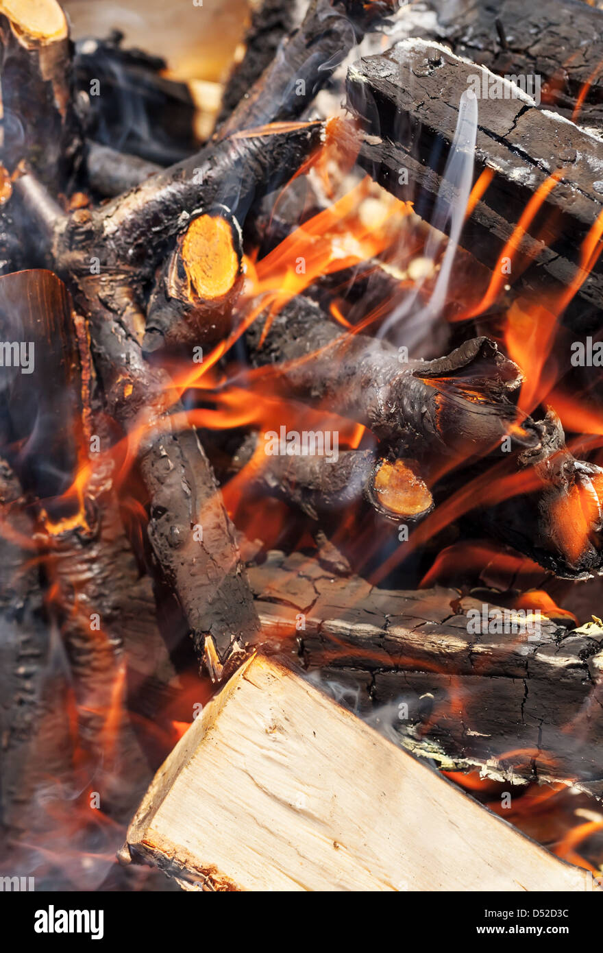 Verbrennung von Brennholz, Lagerfeuer Makrofoto mit selektiven Fokus Stockfoto