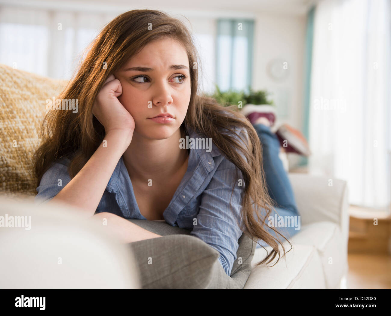 Ängstlich hispanischen Mädchen Verlegung auf sofa Stockfoto