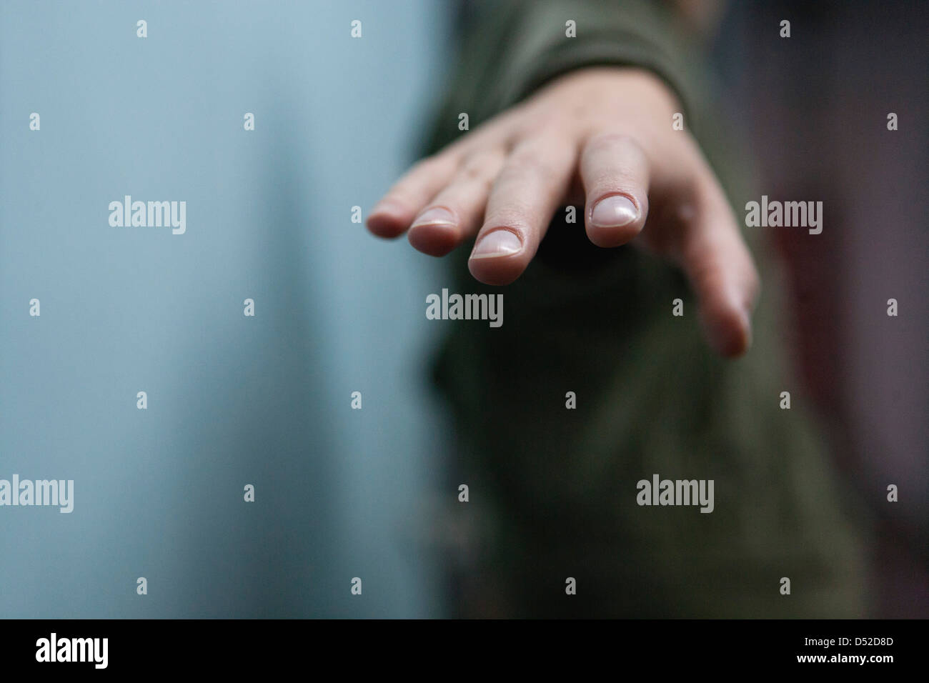 Hand ausstrecken, beschnitten Stockfoto