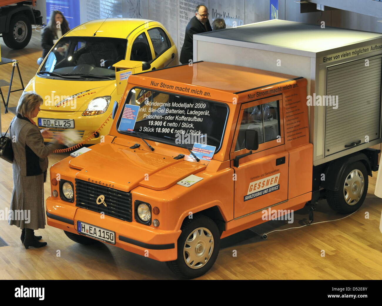 Elektroautos, die produziert wurden oder geändert in Sachsen sind bei einem Forum im Congress Center in Dresden, Deutschland, 24. Februar 2010 angezeigt. Sachsen ist eine von acht Modellregionen, die bis 2011 im Rahmen der Elektromobilität die nationale Entwicklung Plan mit 115 Millionen Euro unterstützt werden. Strategien und Projekte von Herstellern, Zulieferern und Forschungseinrichtungen wurden p Stockfoto