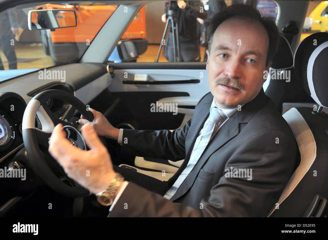 Sächsischen Wirtschaftsminister Sven Morlock sitzt in einem Elektroauto  Trabant NT, das in Sachsen hergestellt wurde bei einem Forum im Congress  Center in Dresden, Deutschland, 24. Februar 2010 angezeigt wird. Sachsen  ist eine