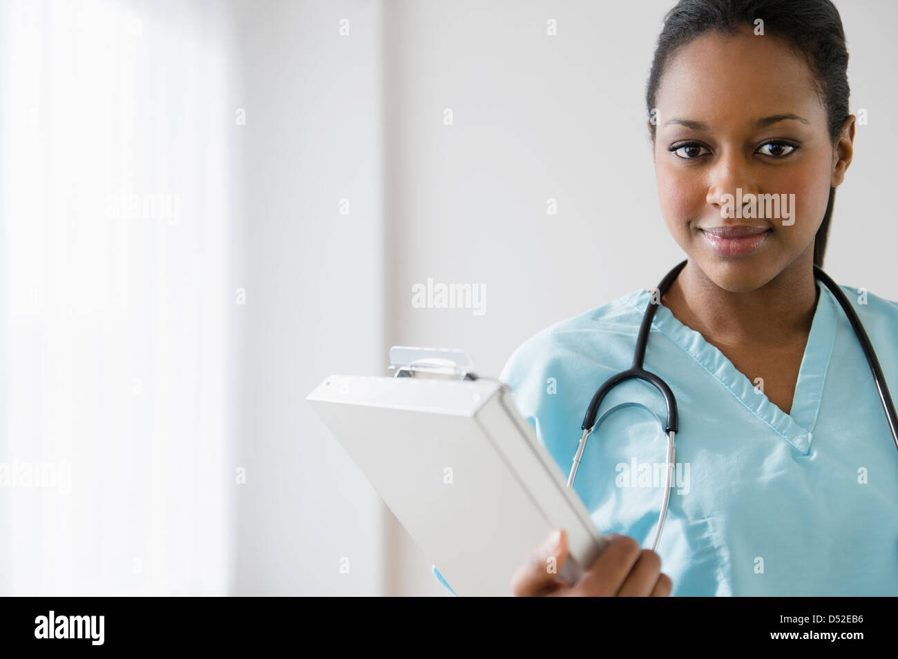 Afrikanische amerikanische Krankenschwester Holding Zwischenablage Stockfoto