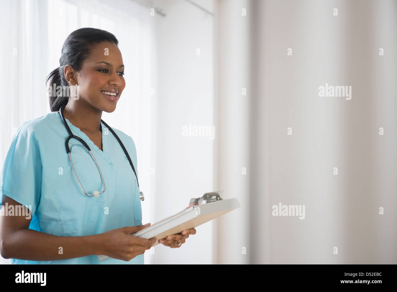 Afrikanische amerikanische Krankenschwester Holding Zwischenablage Stockfoto