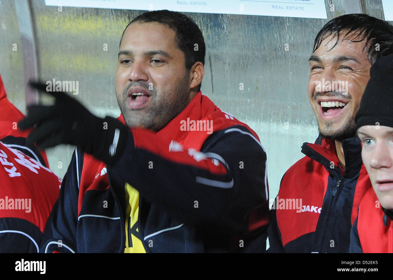 Ehemalige Bundesliga-Torschützenkönig Ailton (L) sitzt auf der Bank der KFC Uerdingen am 'Grotenburg Kampfbahn"in Krefeld, Deutschland, 24. Februar 2010. Ailton debütiert am 24. Februar im Spiel KFC Uerdingen 05 Vs Wuppertaler SV Borussia II, zwei Mannschaften in der sechsten Stufe der deutschen Fußball-Liga-System. Foto: Achim Scheidemann Stockfoto