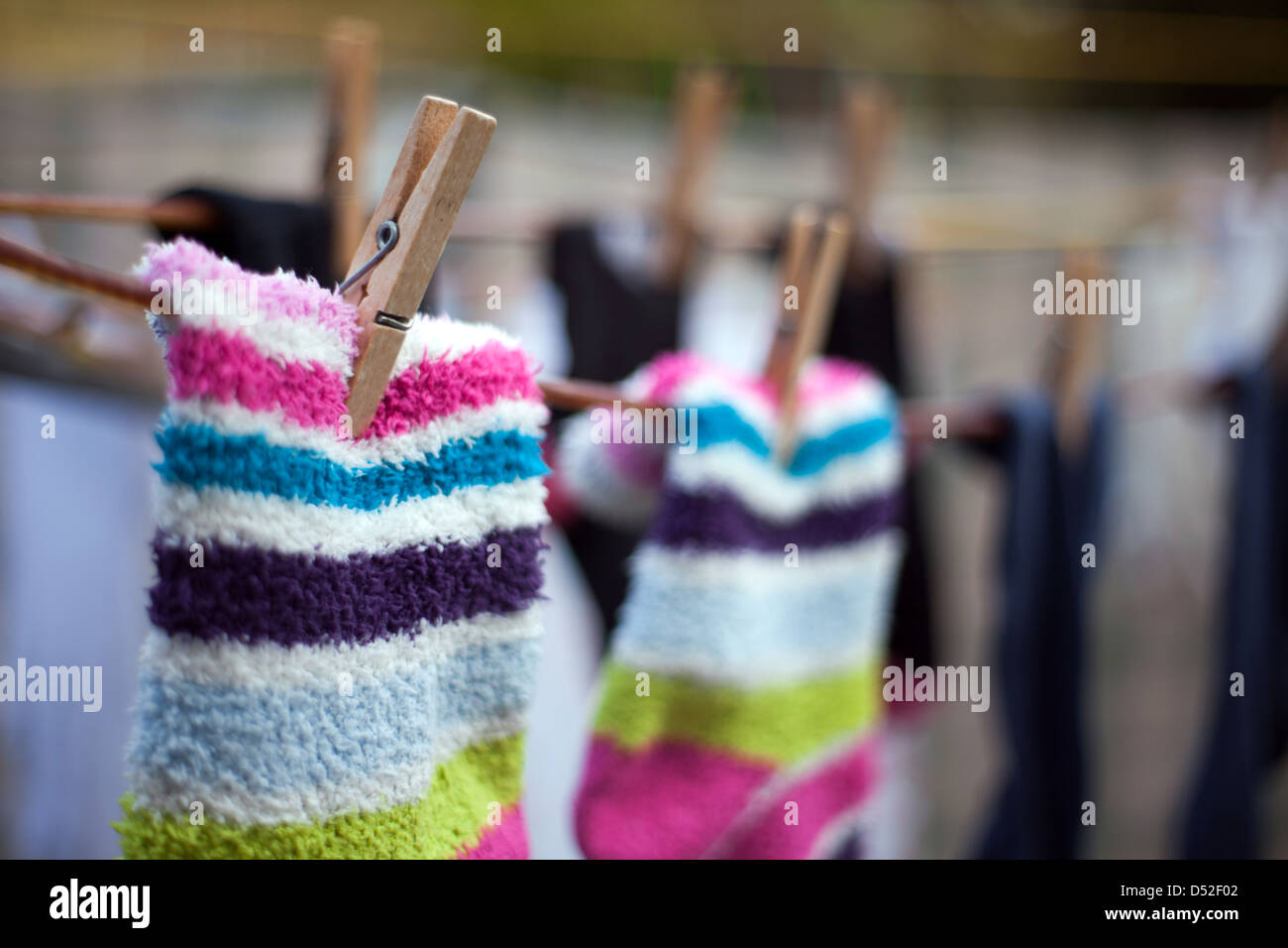 Farbenfrohe wolligen Socken gekoppelt an die Wäscheleine Stockfoto