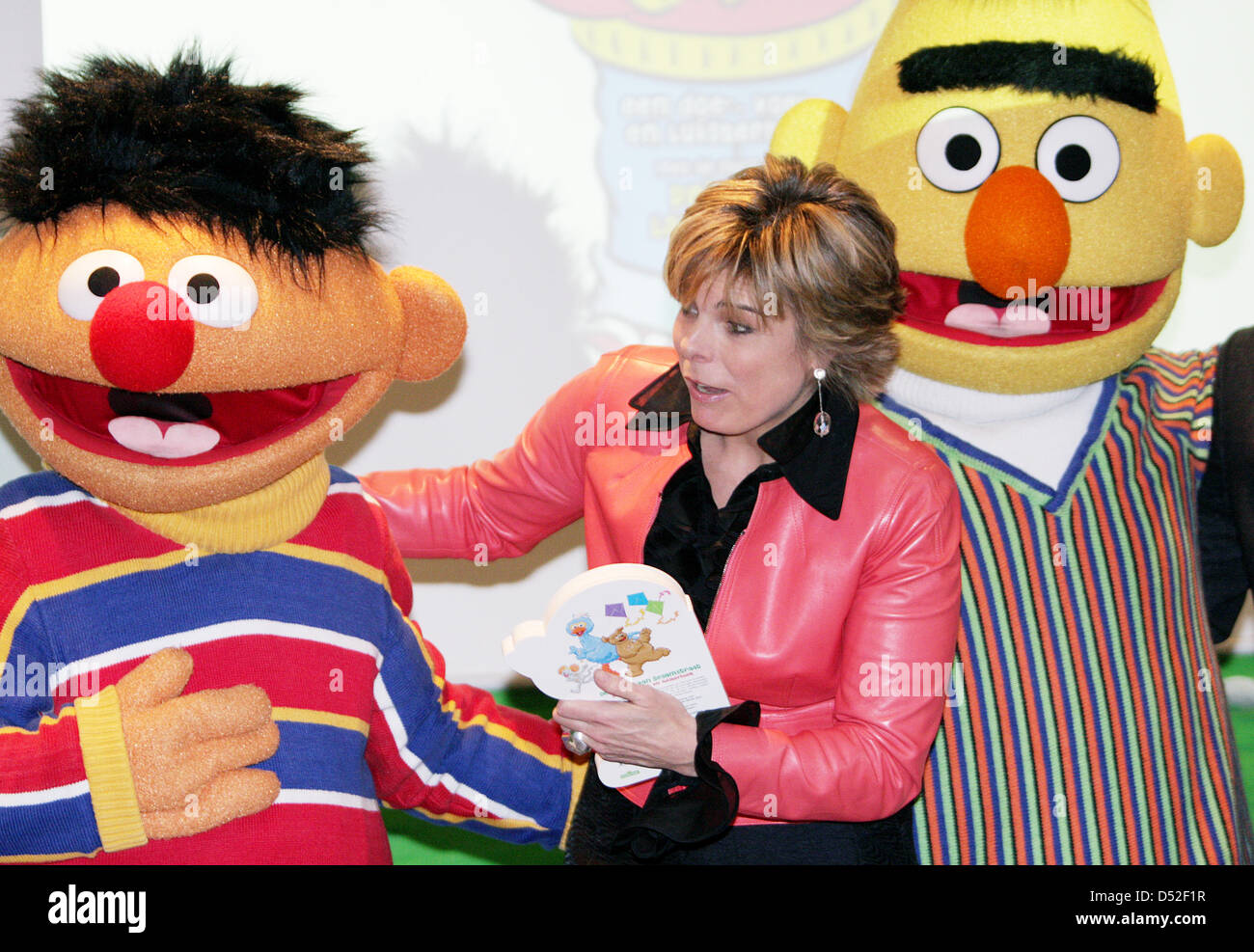 Prinzessin Laurentien der Netherlands (C) Lächeln mit Sesame Street Zeichen Ernie und Bert, nachdem sie das erste Exemplar des Buches "Die Welt von Sesame Street" in den Haag, Niederlande, 25. Februar 2010 erhalten. Die Prinzessin schrieb den Text des Buches. In dieser Ausgabe von Sesam-Straße Bücher ist die dritte in einer Reihe von Büchern für Kinder mit einer Behinderung. Foto: Patrick va Stockfoto