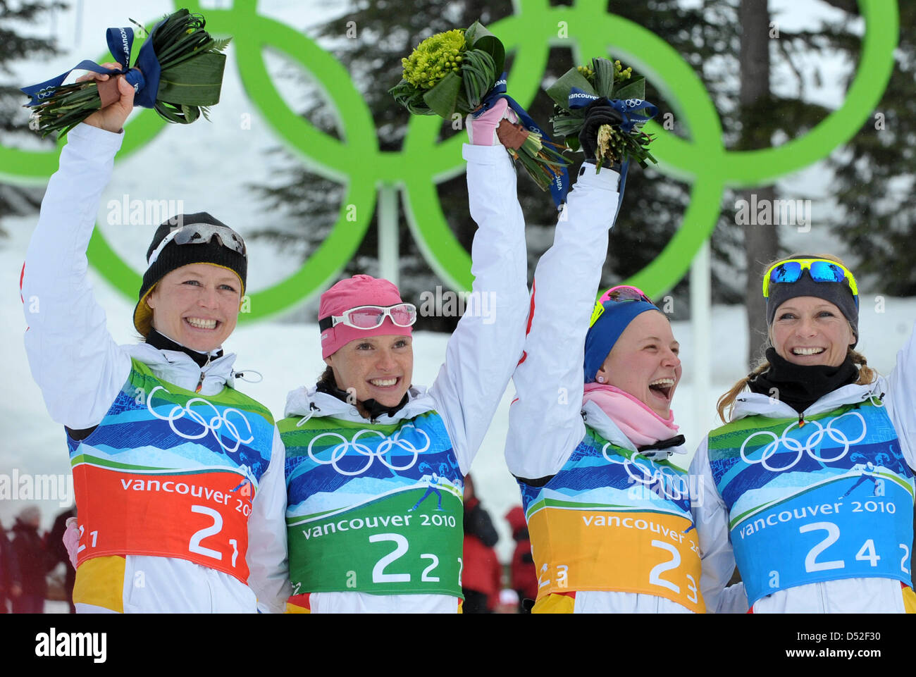 Katrin Zeller, Evi Sachenbacher-Stehle, Miriam Gossner und Claudia Nystad (L-R) von Deutschland jubilate während Blume Zeremonie des Landes Cross Ski Ladies' 4 x 5 Relais Classic/freie Wettbewerb im Olympic Park während der Olympischen Spiele in Vancouver 2010, Whistler, Kanada, 25. Februar 2010.  +++(c) Dpa - Bildfunk +++ Stockfoto