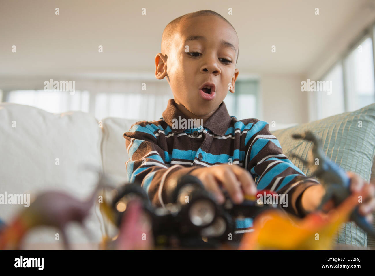 African American Boy spielen mit Spielzeug Stockfoto