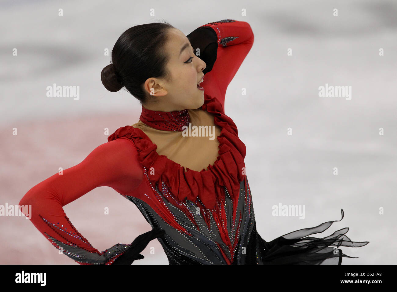 Mao Asada Japans führt ihre Kür bei der Eiskunstlauf-Wettbewerb im Pacific Coliseum in Vancouver 2010 Olympischen Spiele in Vancouver, Kanada, 25. Februar 2010. Foto: Daniel Karmann Stockfoto