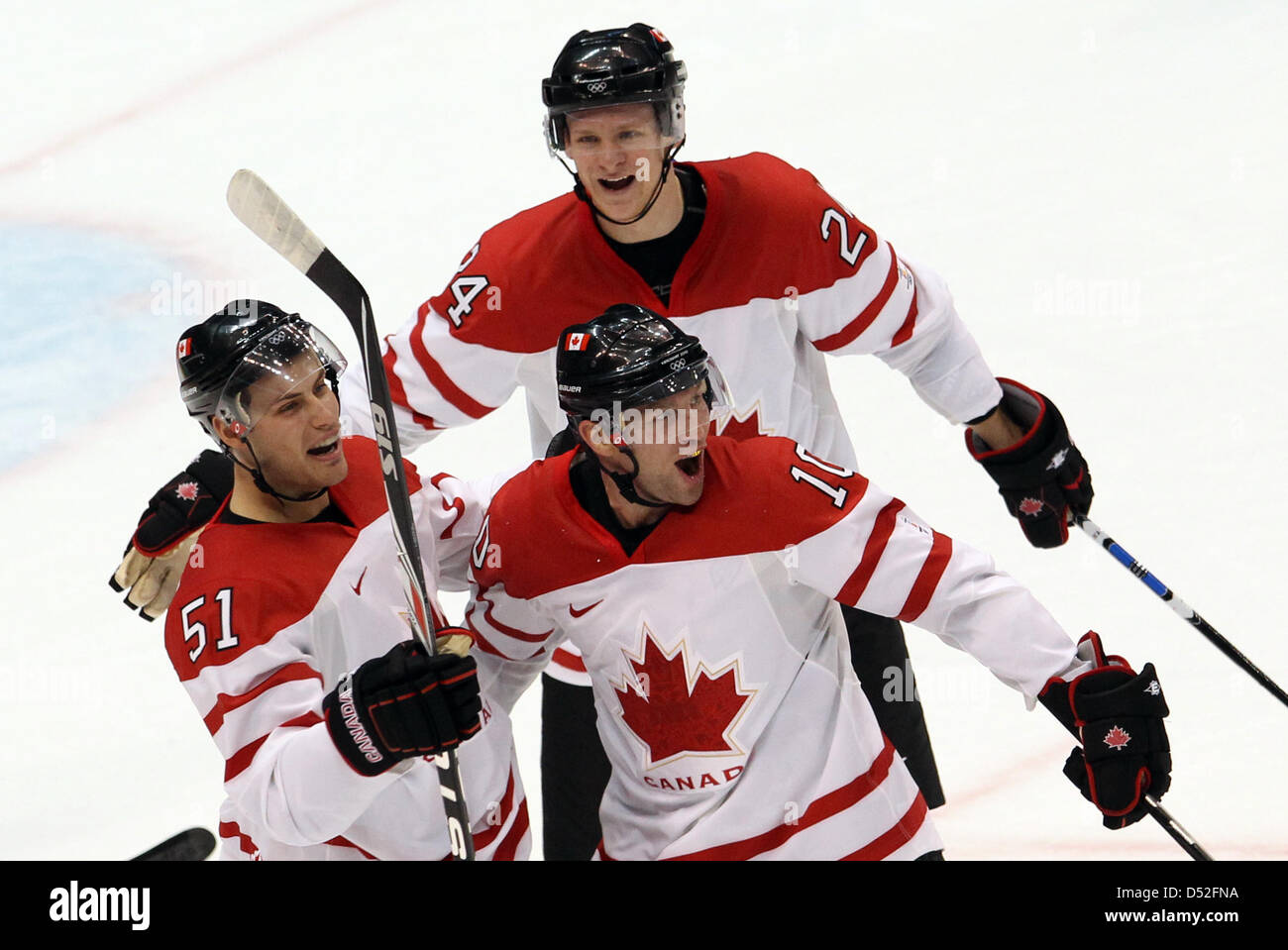 Brenden Knochenmark (C) von Kanada feiert neben seinen Teamkollegen Ryan Getzlaf (L) und Corey Perry während der Playoffs-Halbfinale Eishockey Spiel Kanada gegen die Slowakei am Canada Hockey Platz bei den Vancouver 2010 Olympischen Spielen in Vancouver, Kanada, 26. Februar 2010. Foto: Daniel Karmann +++(c) Dpa - Bildfunk +++ Stockfoto