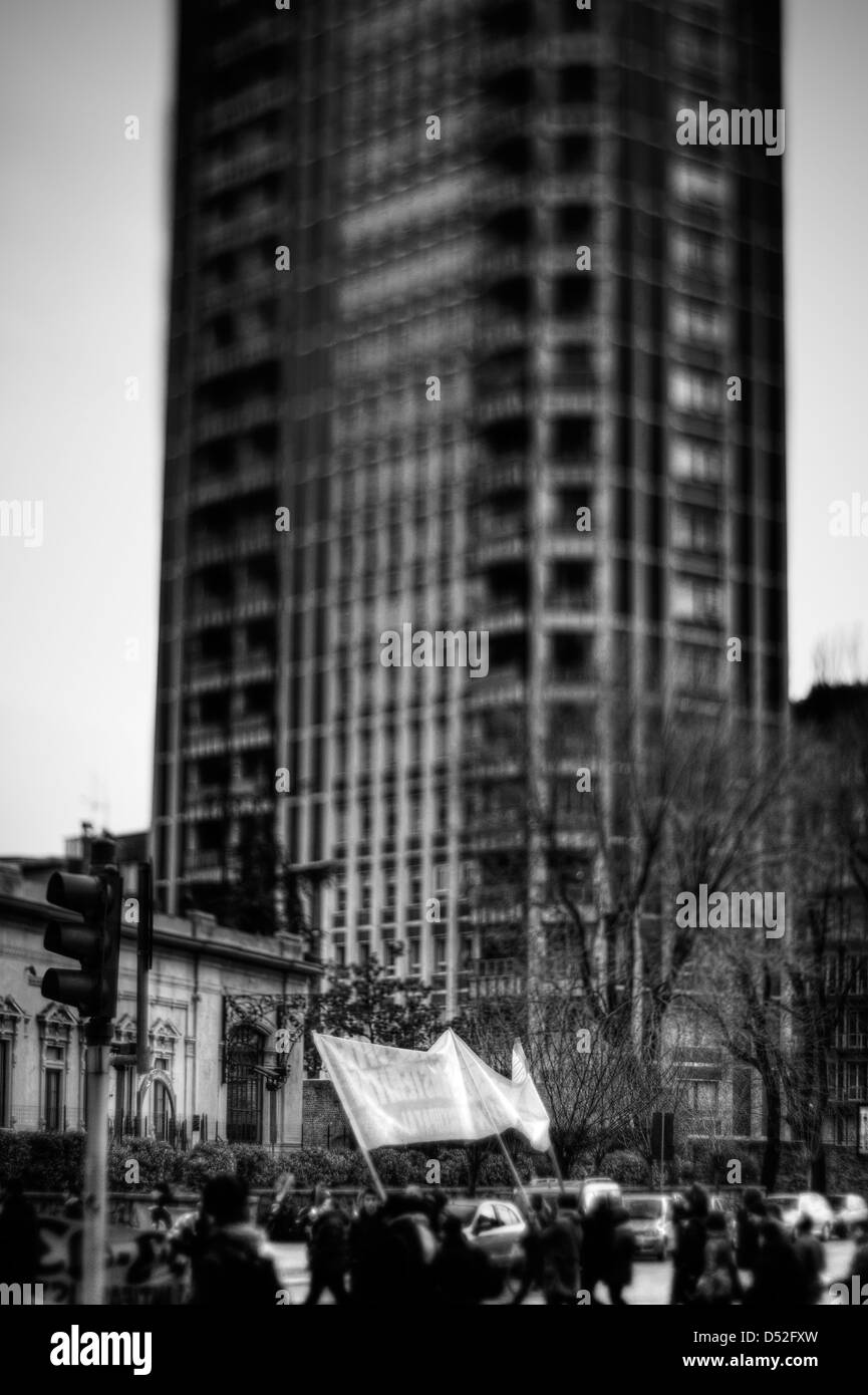 Mailand, Italien. Öffentlicher Protest unter Wolkenkratzer. Stockfoto