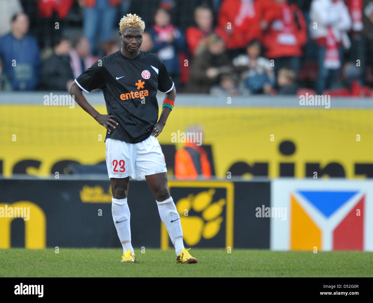 Der Mainzer Aristide Bancé ist enttäuscht, nach der deutschen Bundesliga-Spiel Mainz 05 Vs Werder Bremen im Bruchwegstadium in Mainz, Deutschland, 27. Februar 2010. Bremen gewann das Spiel 2: 1. Foto: UWE ANSPACH (Achtung: EMBARGO Bedingungen! Die DFL ermöglicht die weitere Nutzung der Bilder im IPTV, mobile Dienste und anderen neuen Technologien erst frühestens zwei Stunden nach dem Ende Stockfoto